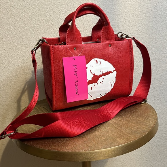 BETSEY JOHNSON XOHARLYS NWT Small lip/kiss tote/crossbody bag-red NWT - Picture 10 of 10